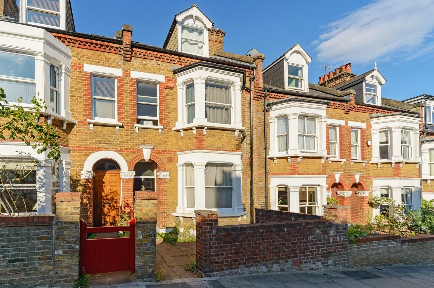 Flat Dornfell Street in Greater London
