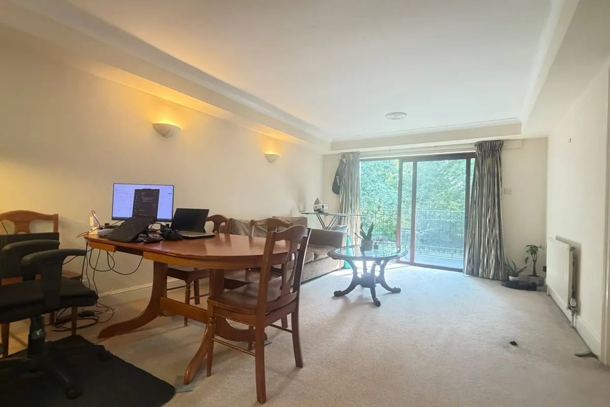 Flat Roxborough Park in Greater London