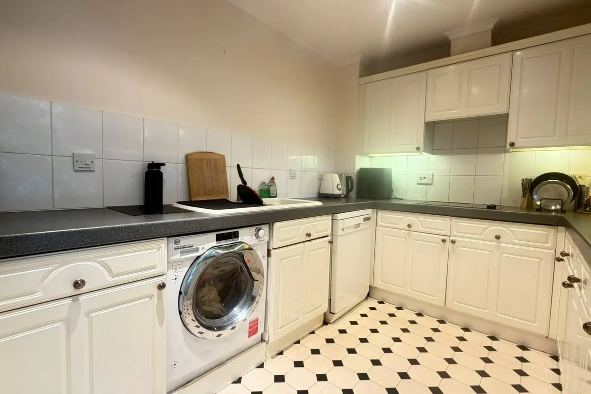 Flat Roxborough Park in Greater London