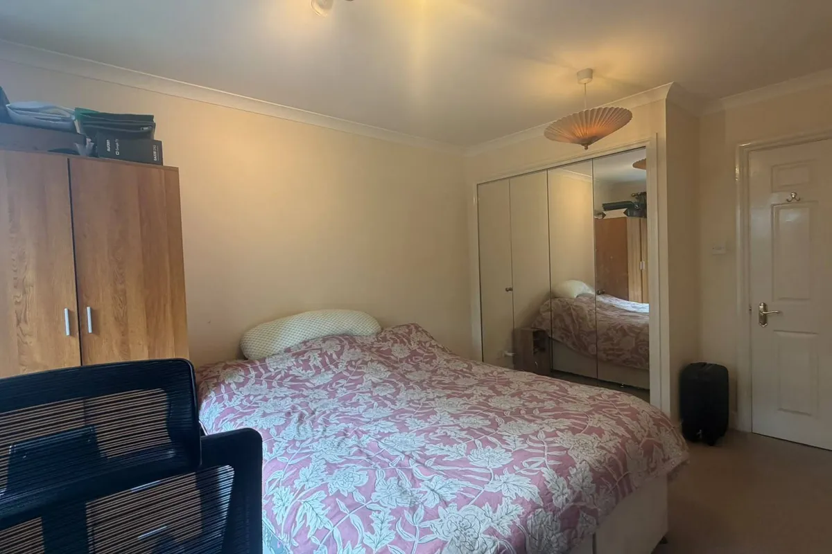 Flat Roxborough Park in Greater London