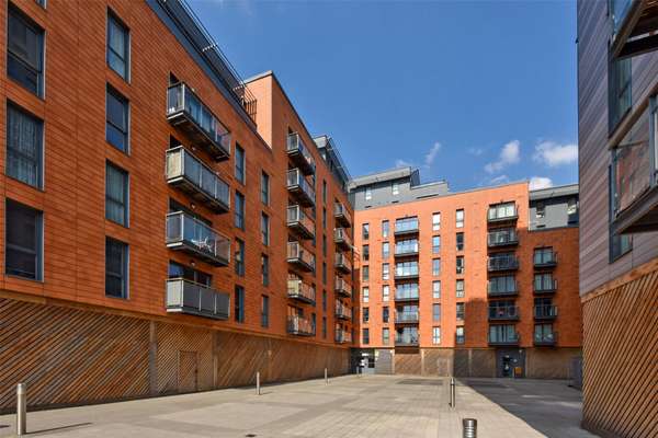 Flat Railway Terrace in Slough