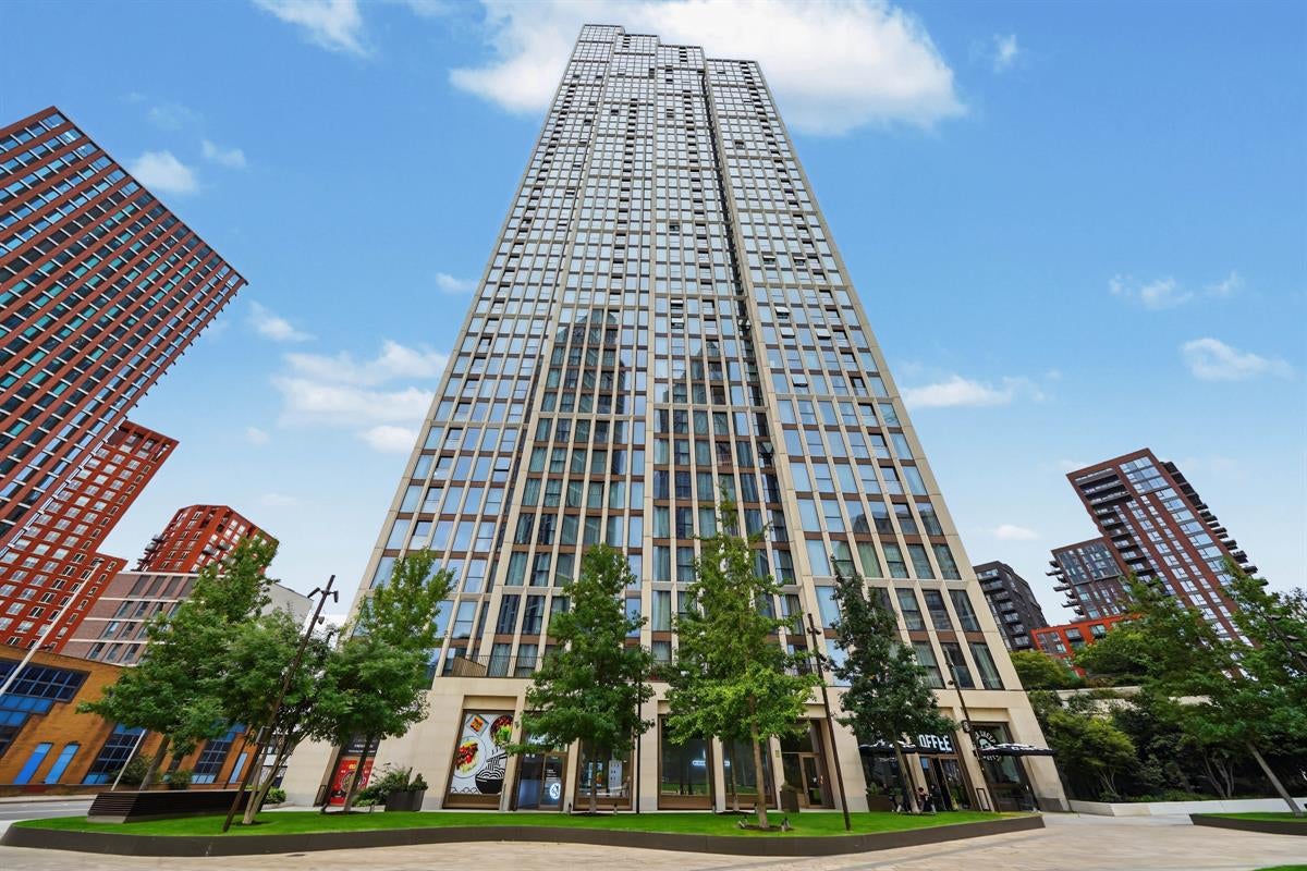 Flat Carnation Way in Greater London