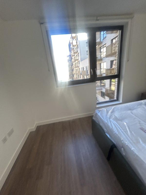 Flat Vanguard Way in Greater London