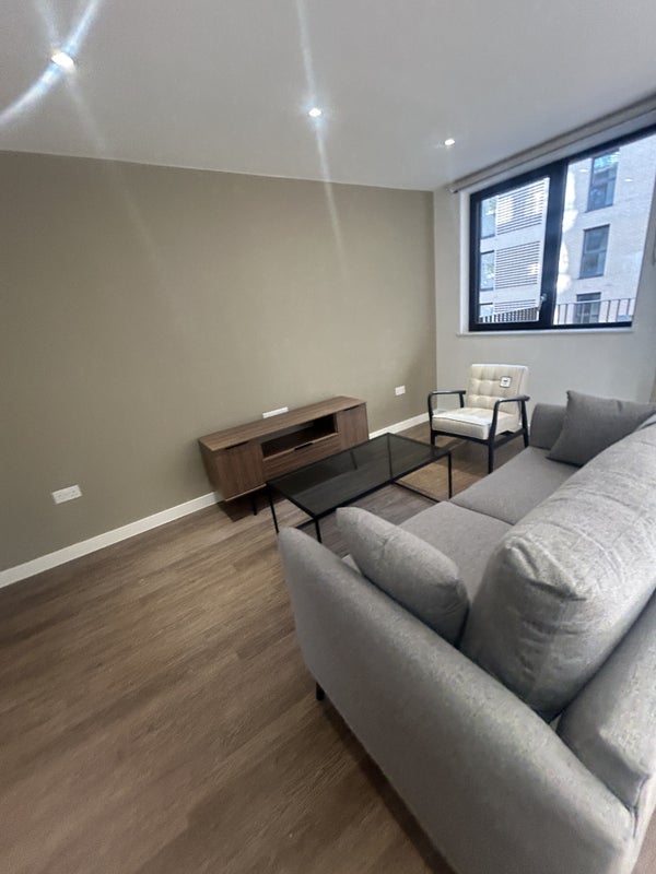 Flat Vanguard Way in Greater London