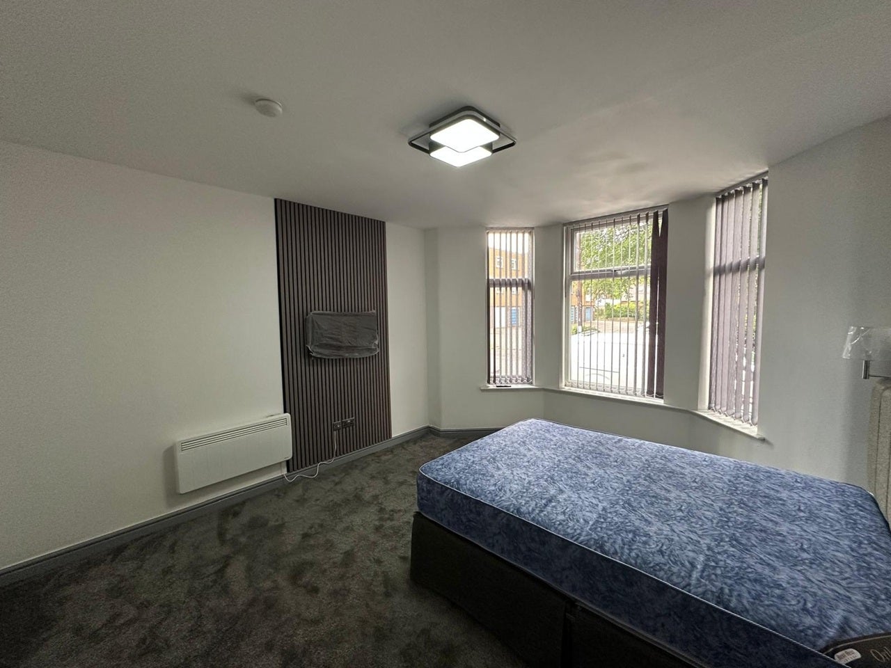 Room Kennerley Road in Bramhall