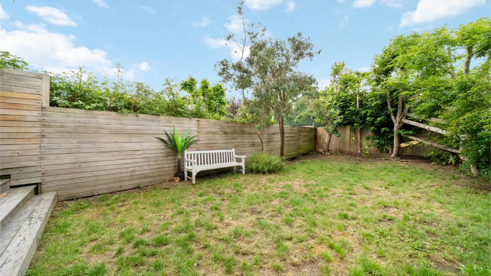 Flat Mount Ephraim Lane in Greater London