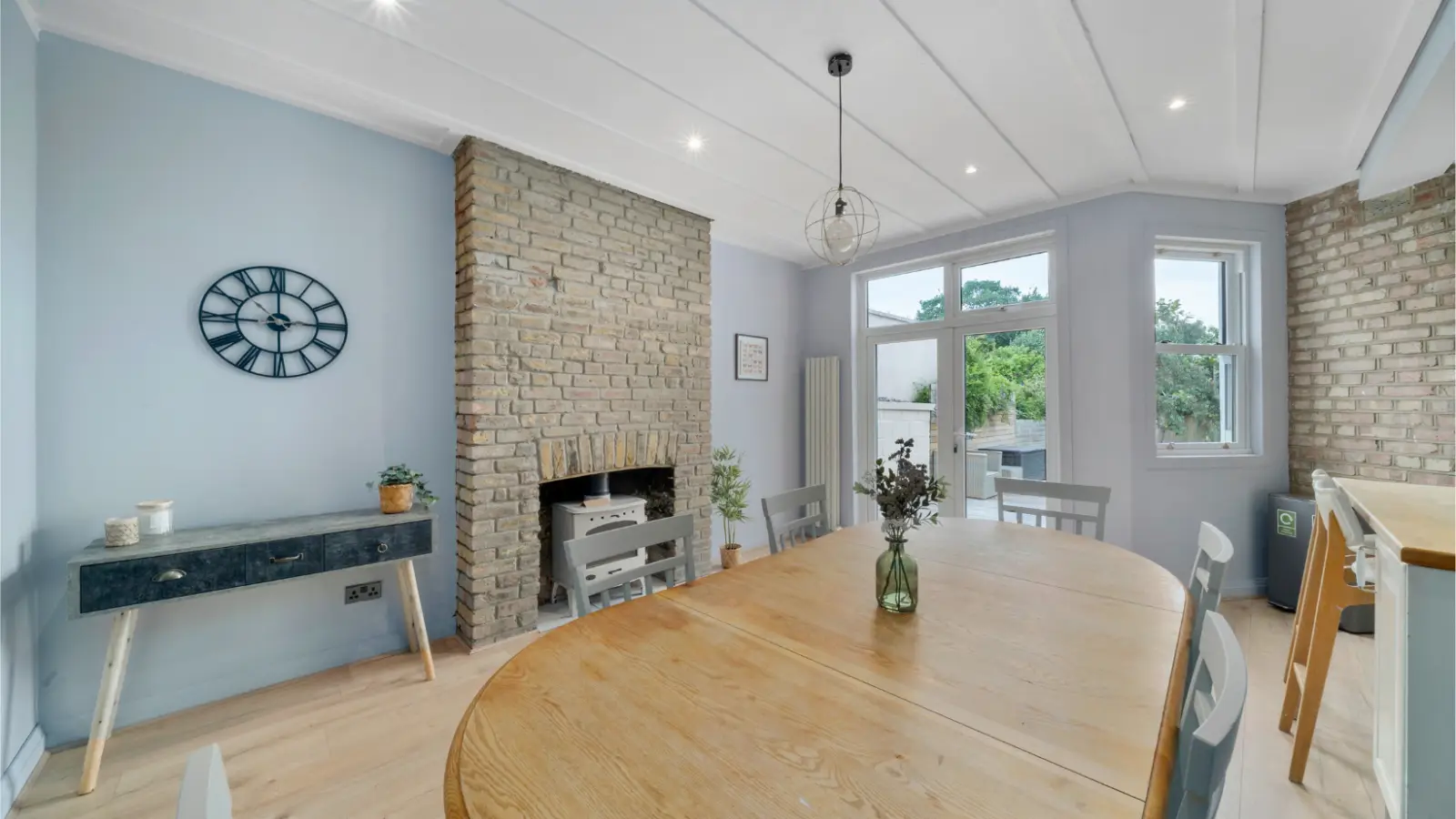 Flat Mount Ephraim Lane in Greater London