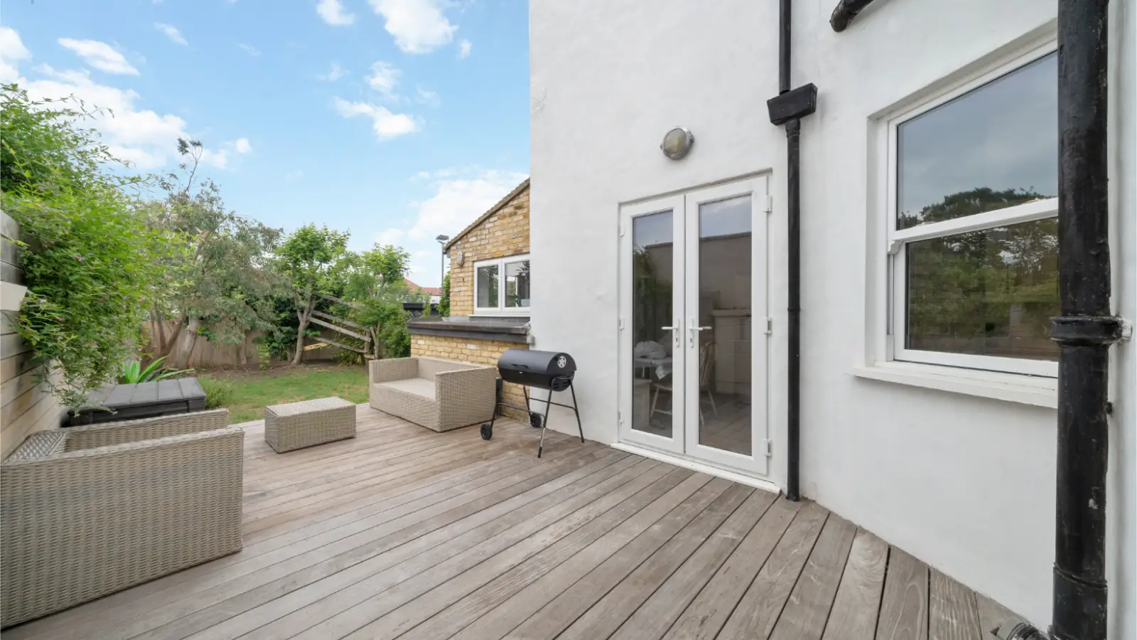 Flat Mount Ephraim Lane in Greater London