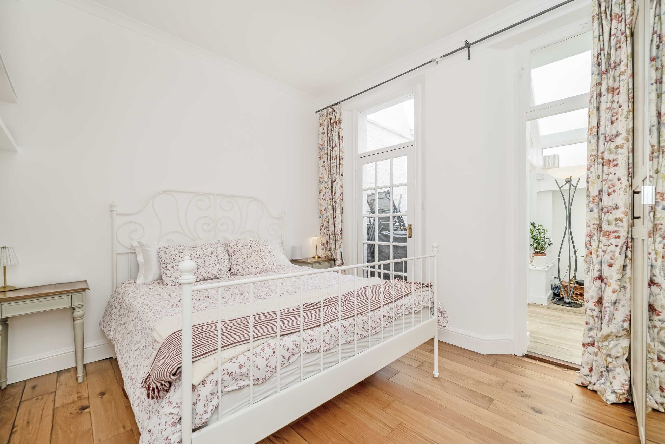Flat Ladbroke Road in Greater London