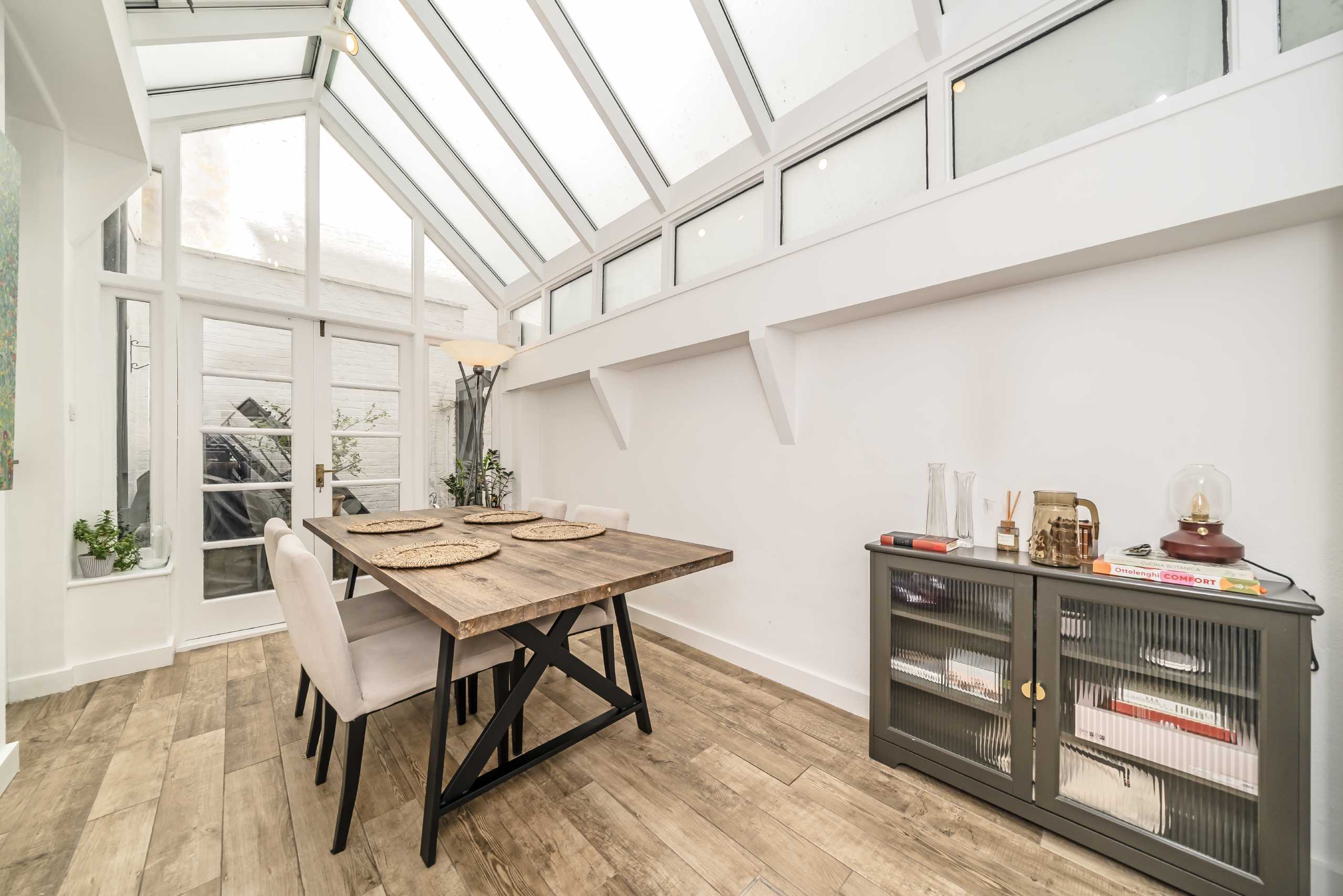 Flat Ladbroke Road in Greater London