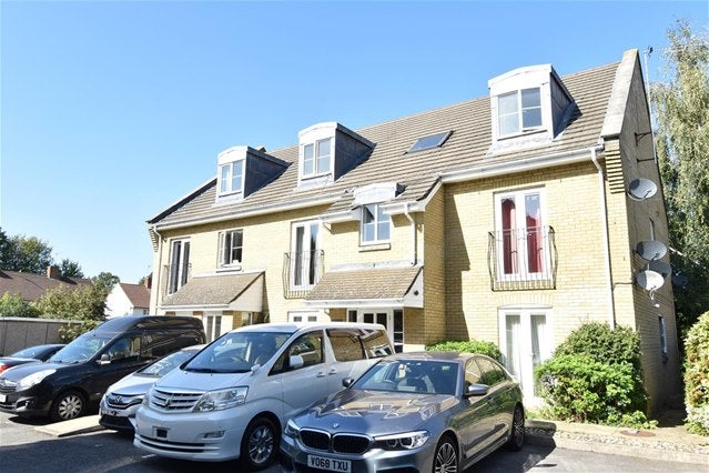 Flat Fulmar Close in Greater London