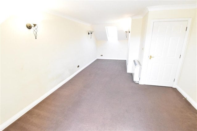 Flat Fulmar Close in Greater London