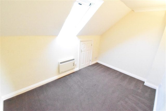 Flat Fulmar Close in Greater London
