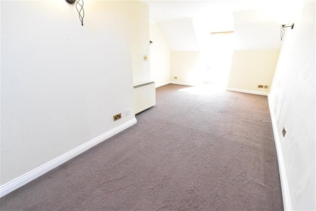 Flat Fulmar Close in Greater London