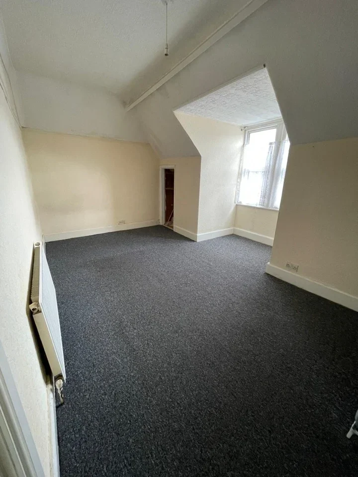 Flat Green Lane in Greater London