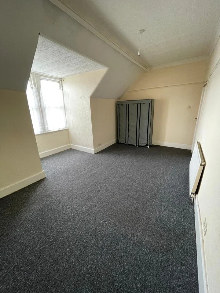 Flat Green Lane in Greater London