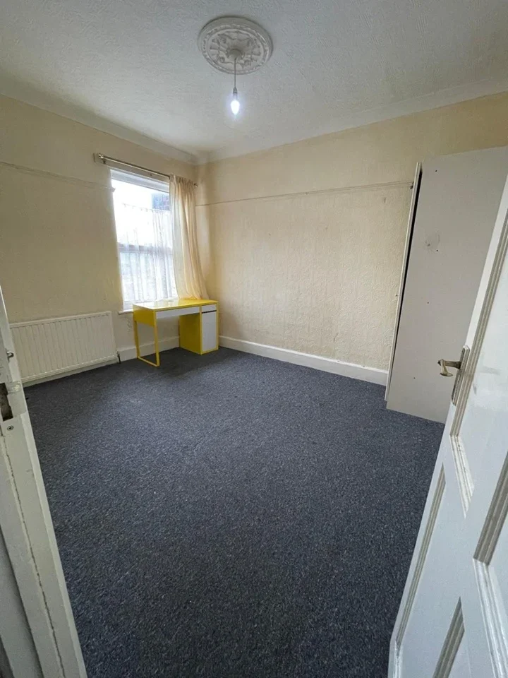 Flat Green Lane in Greater London