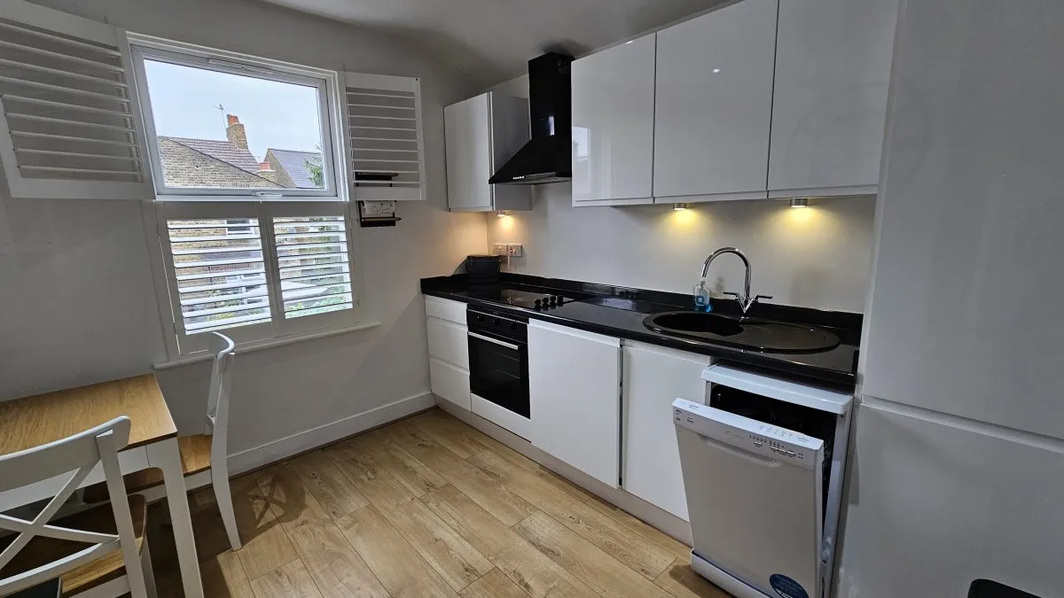 Flat Adelaide Road in Greater London