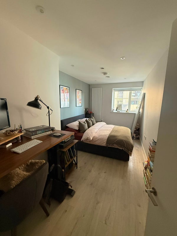 Room Wickford Way in Greater London