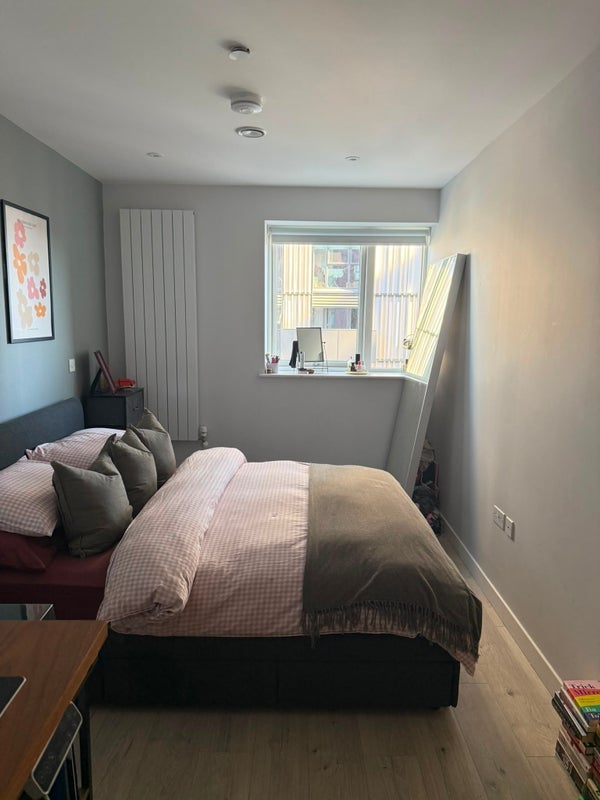 Room Wickford Way in Greater London