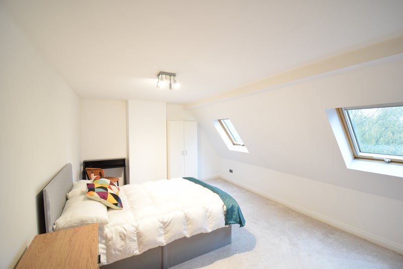 Room Burnaby Crescent in Greater London