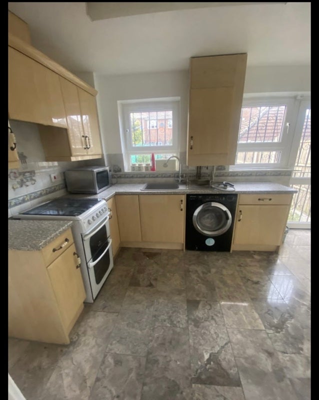 Room Lymington Close in Greater London