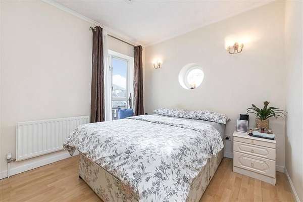 Flat De Quincey Mews in Greater London