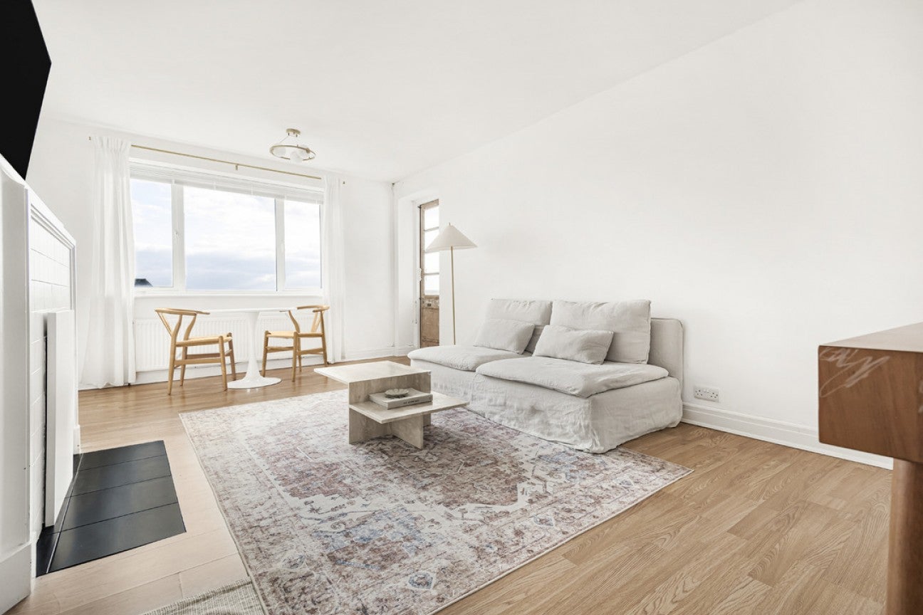 Flat Hallowell Road in Greater London