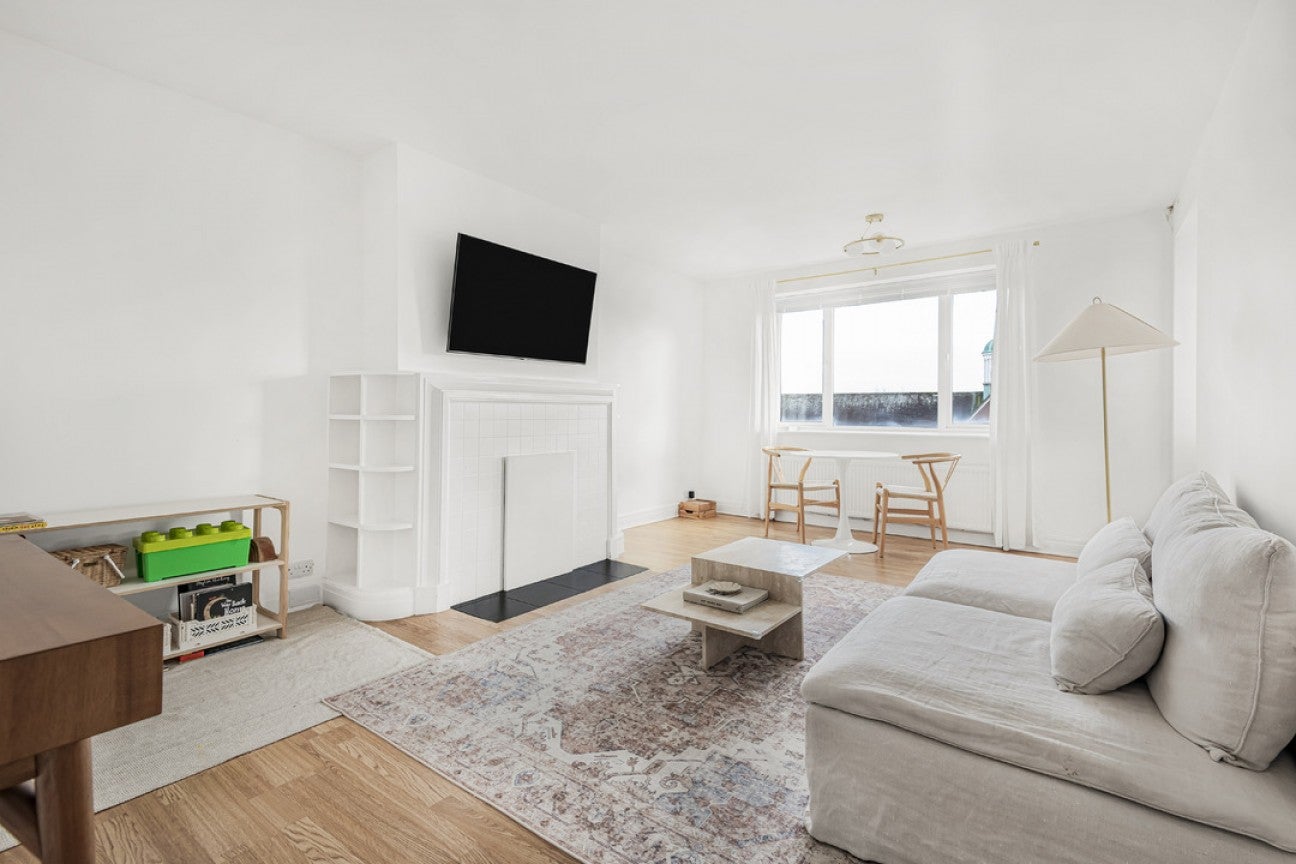 Flat Hallowell Road in Greater London