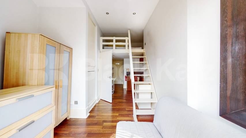 Flat Iverson Road in Greater London