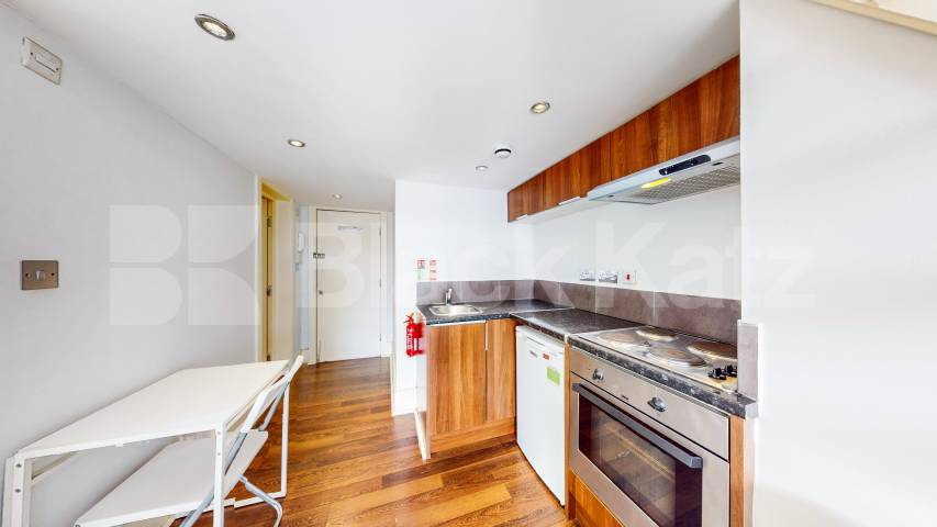 Flat Iverson Road in Greater London