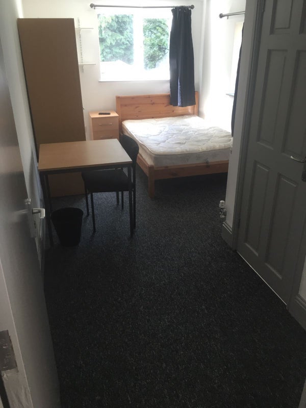 Room Dawlish Road in Birmingham