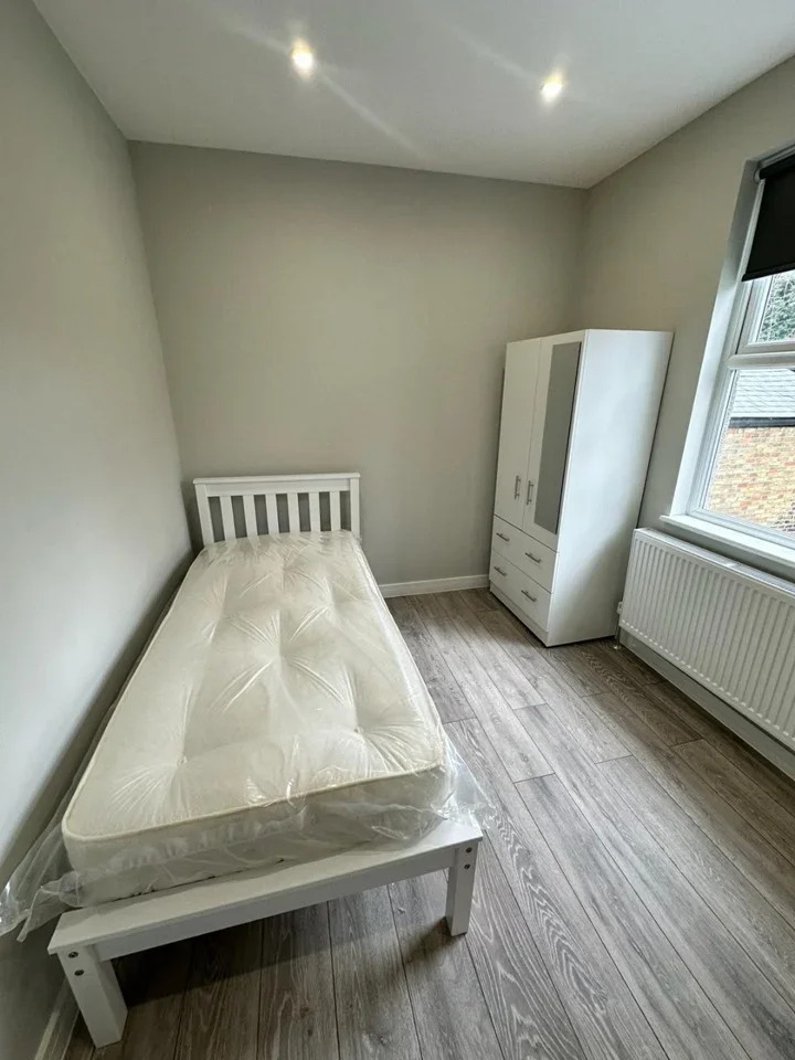 Room Billington Road in Greater London