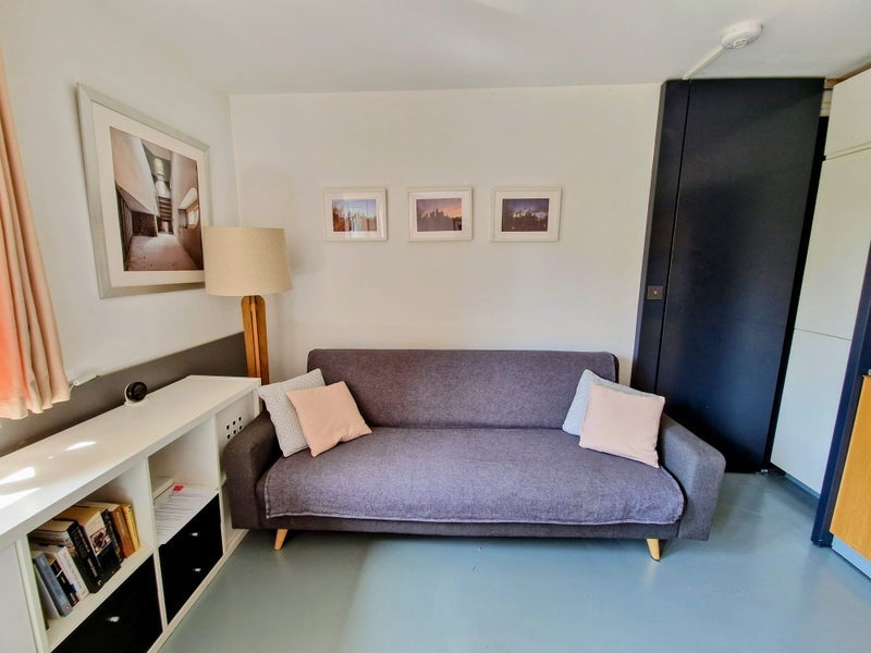 Flat Hunton Street in Greater London