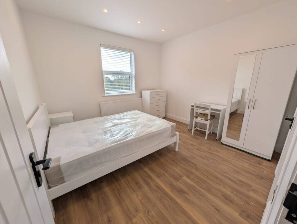Room Scrubs Lane in Greater London