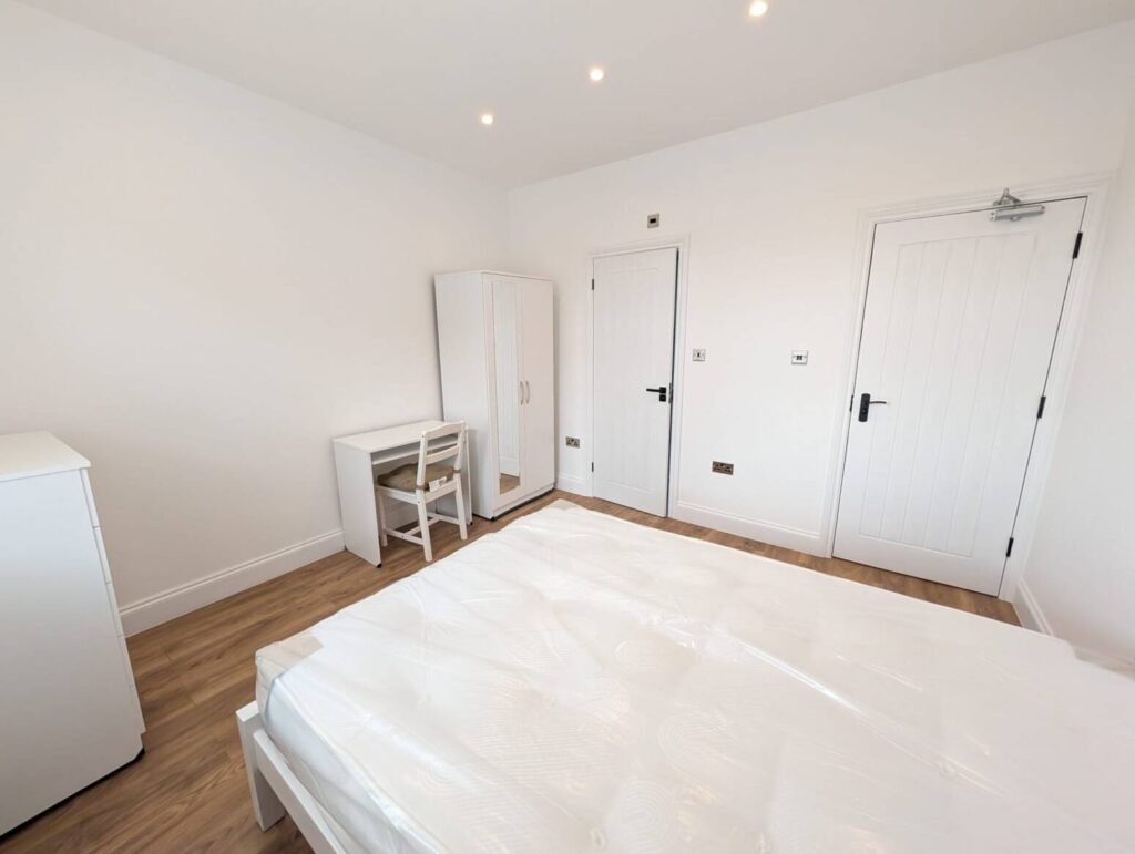Room Scrubs Lane in Greater London
