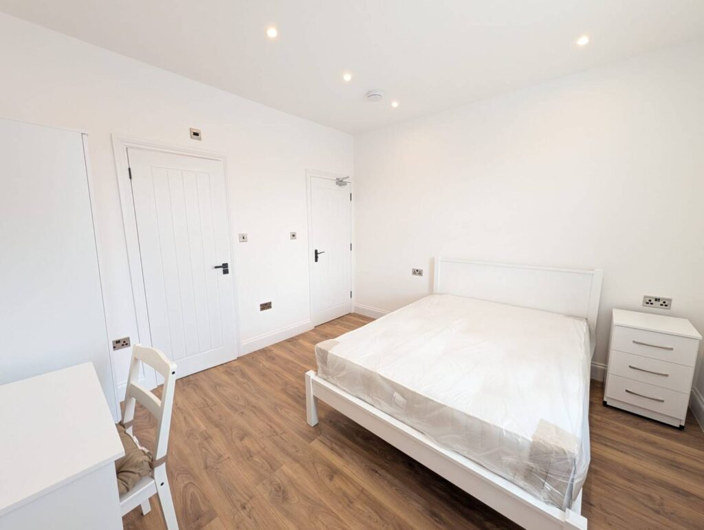 Room Scrubs Lane in Greater London
