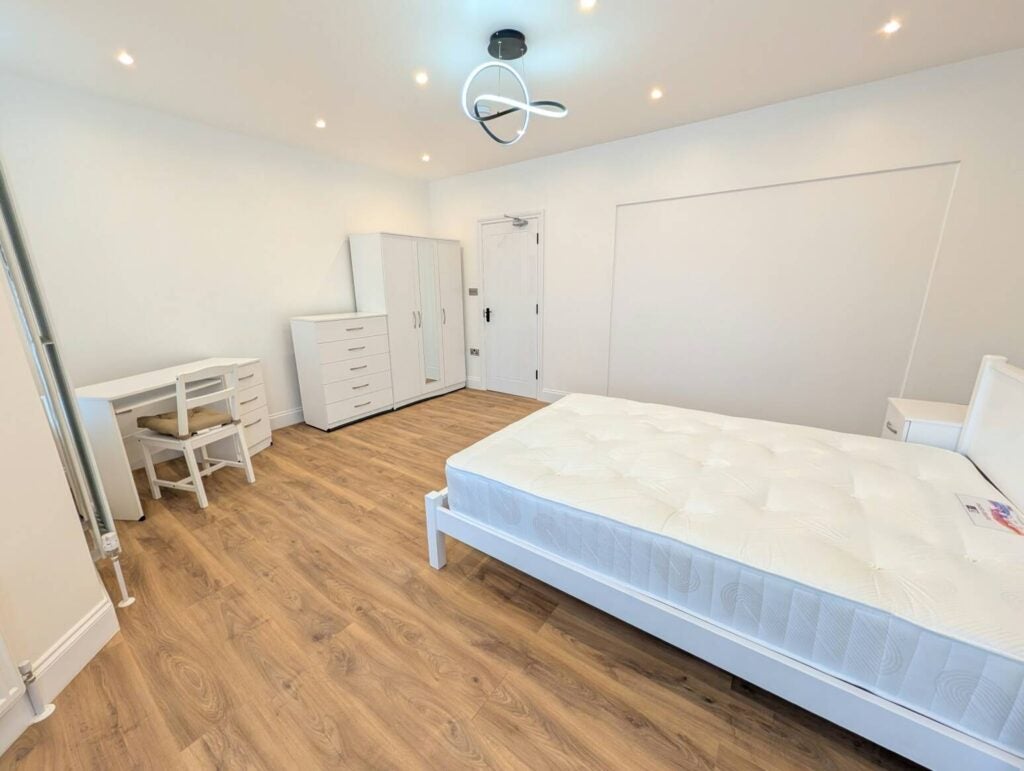 Room Scrubs Lane in Greater London