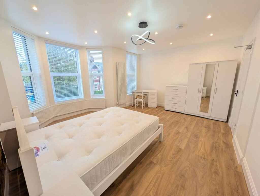 Room Scrubs Lane in Greater London
