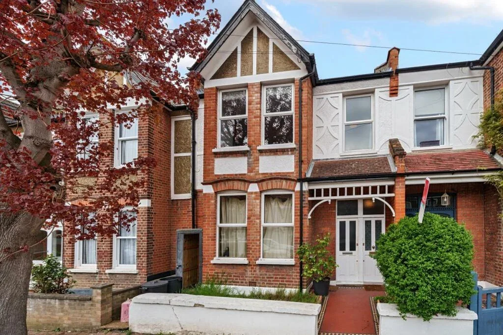 Flat Pendle Road in Greater London