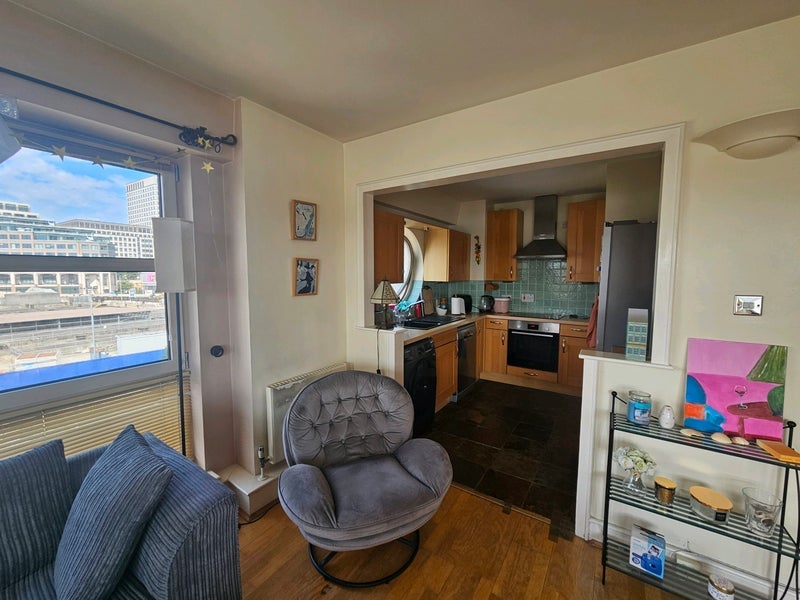 Room Westferry Road in Greater London