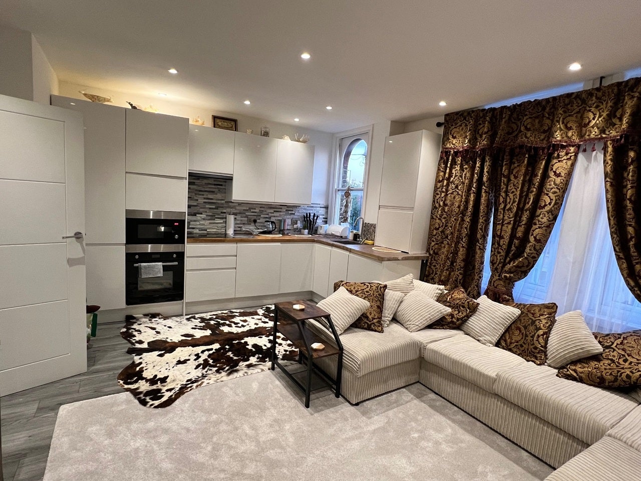 Flat Rectory Grove in Greater London