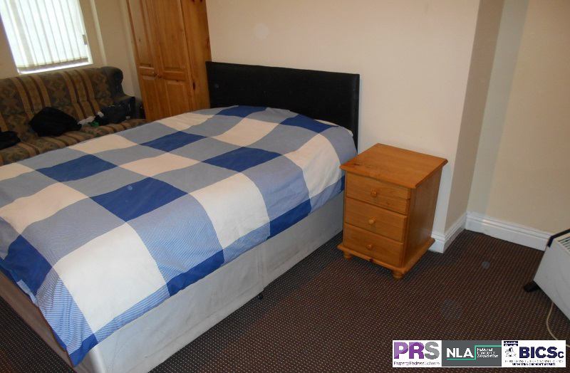 Room Hallfield Road in Bradford