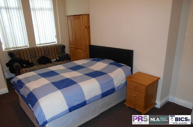 Room Hallfield Road in Bradford
