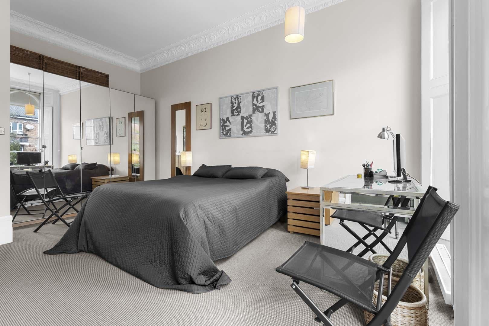 Flat Elgin Crescent in Greater London