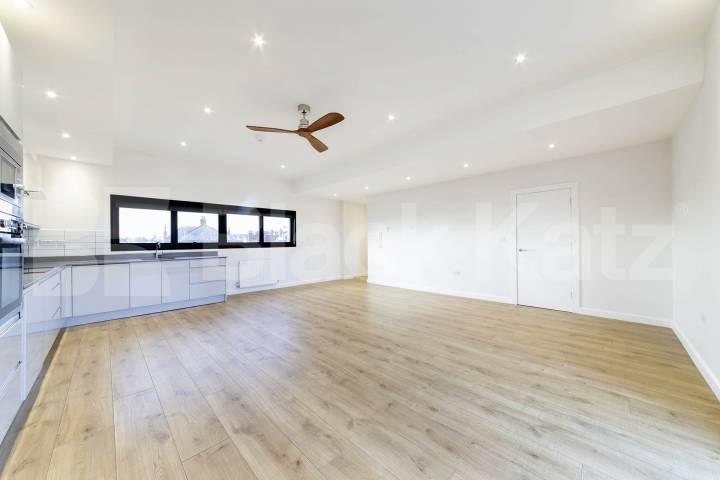 Flat Iverson Road in Greater London