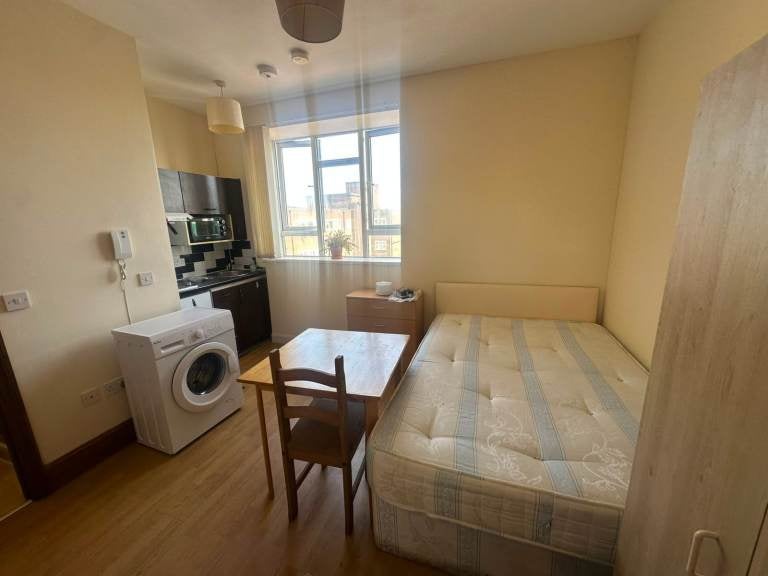 Flat Willow Lane in Greater London