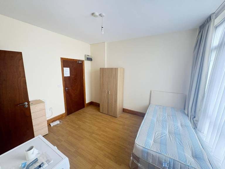 Flat Willow Lane in Greater London