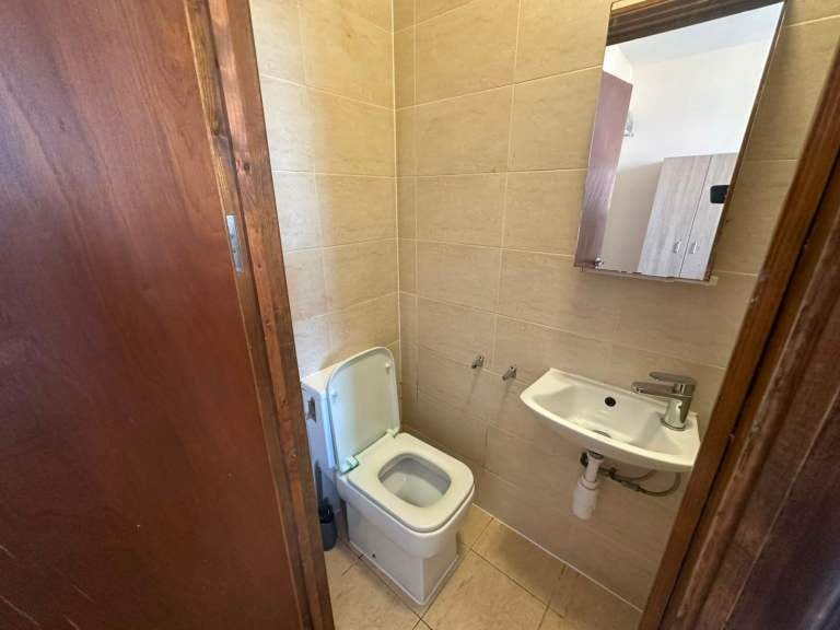 Flat Willow Lane in Greater London