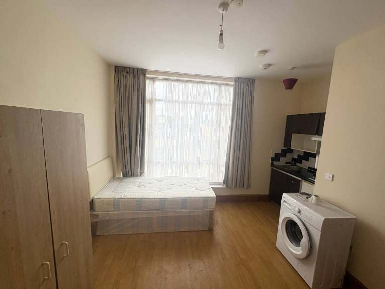 Flat Willow Lane in Greater London